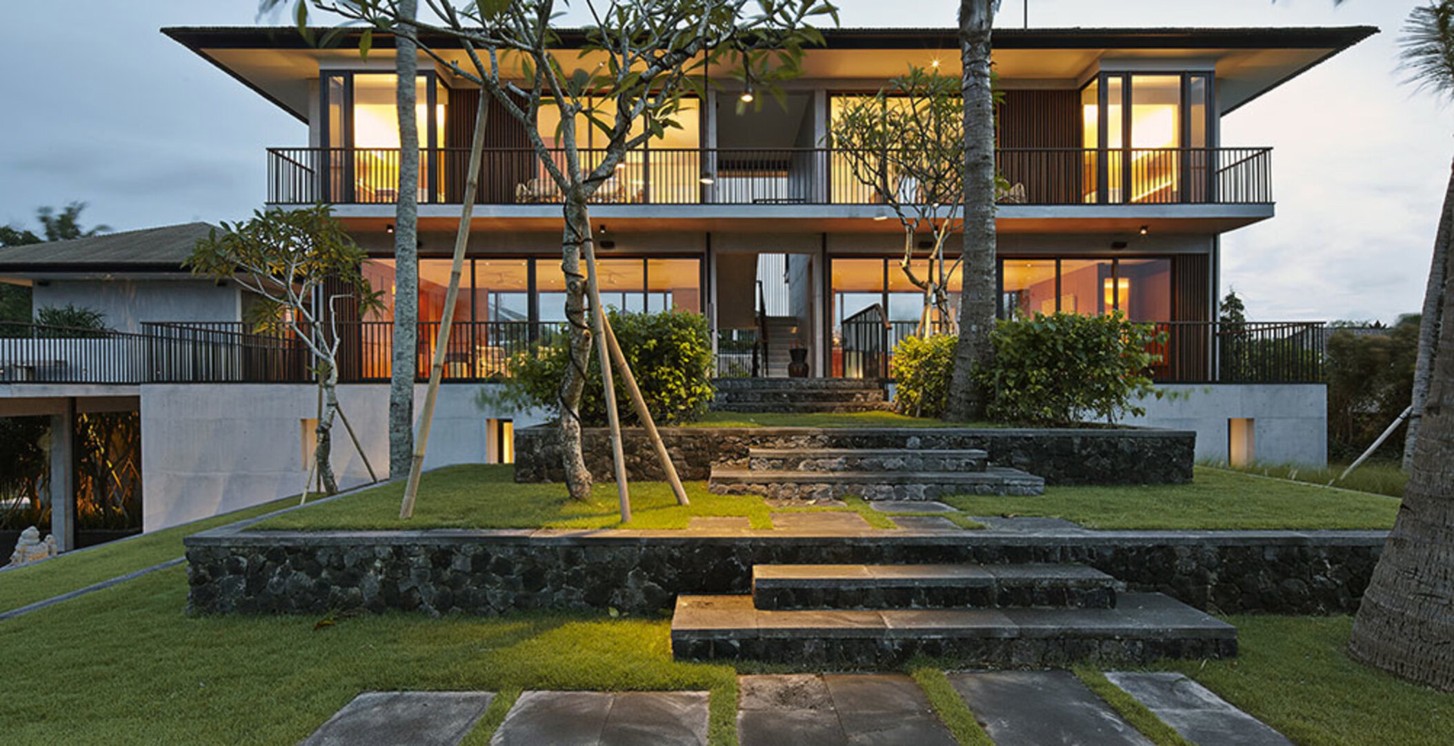 Oceanfront Luxury Escape – Bali Villa 1021