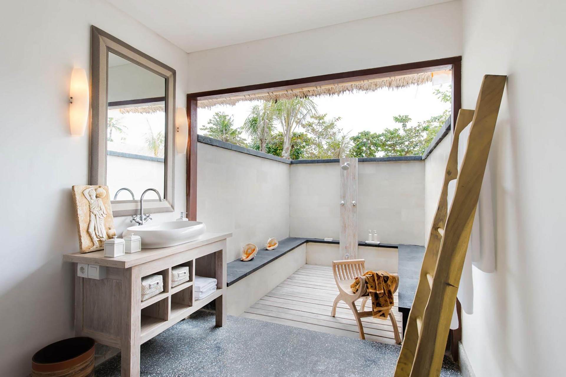 Chic Beachfront with Pool & Style – Bali Villa 1052