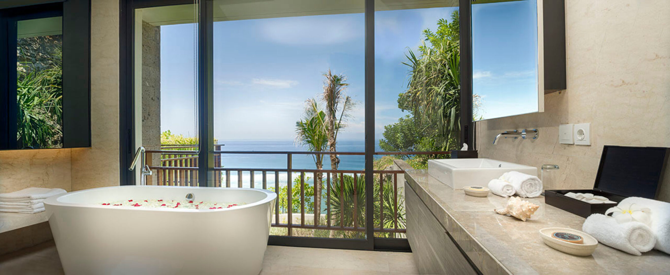 Experience Ultimate Luxury by the Beach, Bali Villa 1129