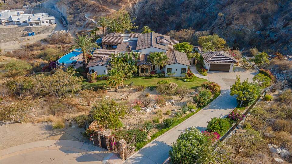Luxury 5-Star Villa in San José: Pool & Beach Bliss!