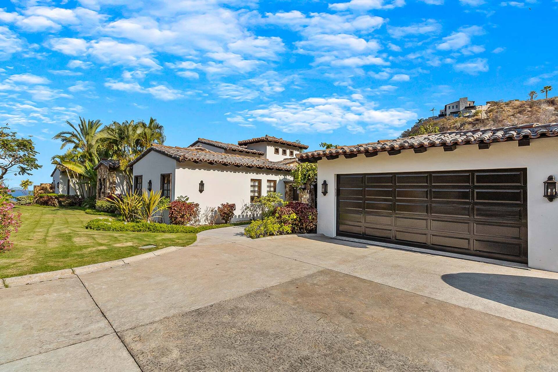 Luxury 5-Star Villa in San José: Pool & Beach Bliss!