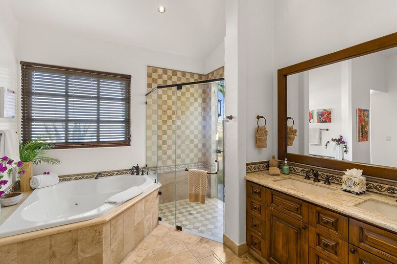 Luxury 5-Star Villa in San José: Pool & Beach Bliss!