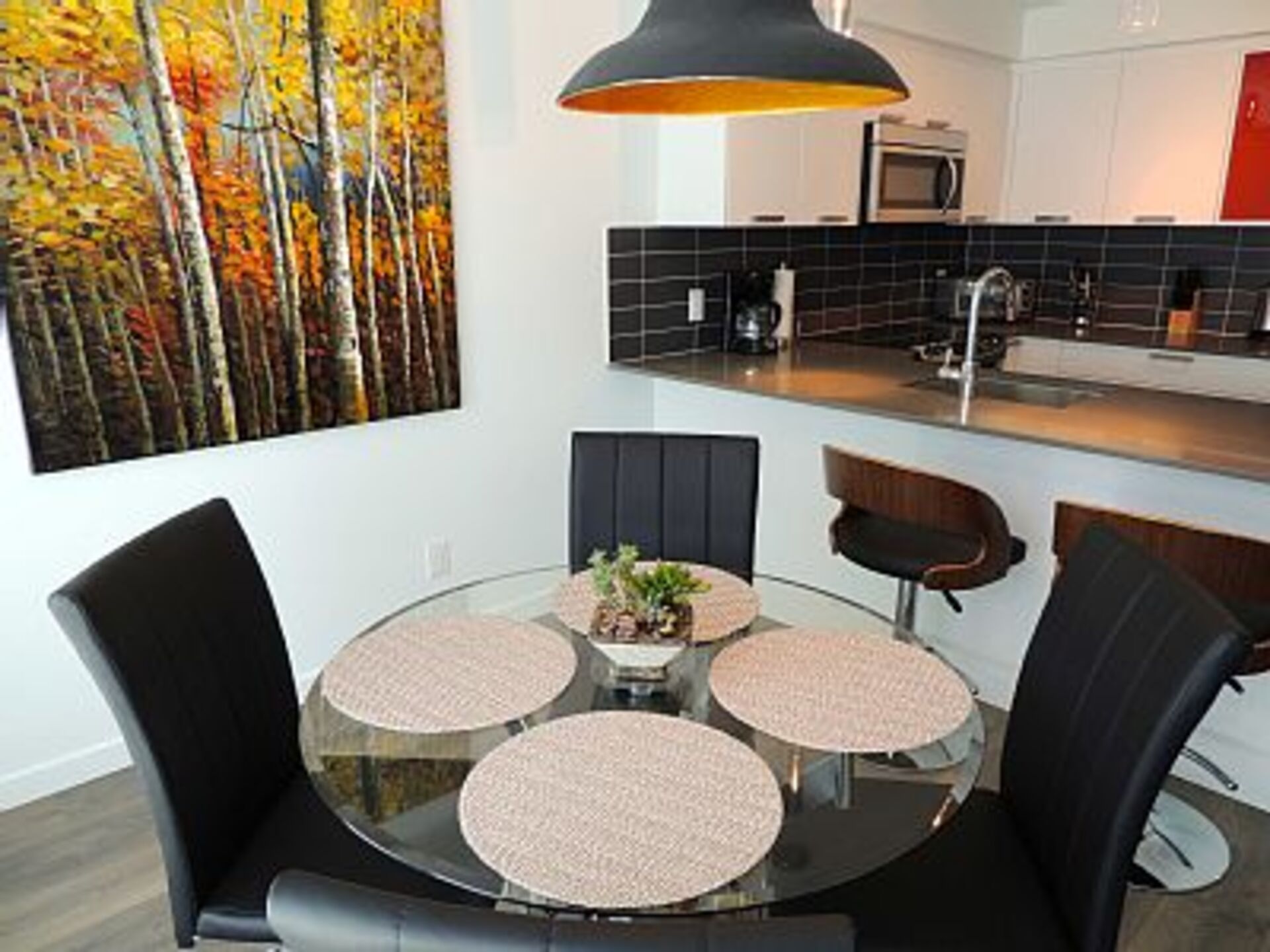 Beautiful 5 Star Home minutes from City Centre, Vancouver Island Apartment 1003