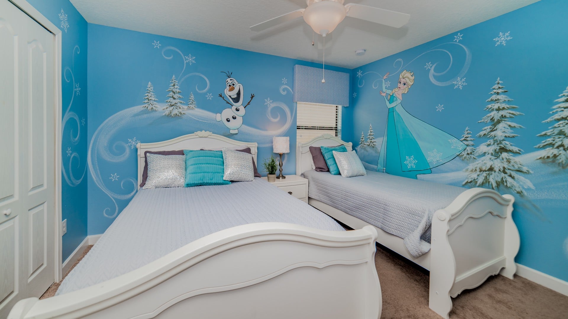 Twin/Double Bedroom 3, Upstairs, 43" Roku TV
Frozen Theme