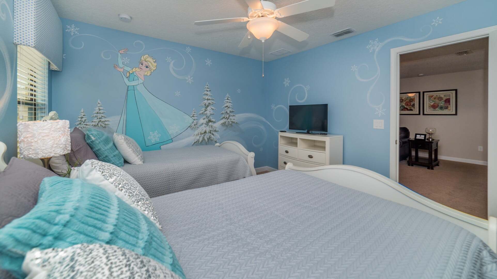 Twin/Double Bedroom 3, Upstairs, 43" Roku TV
Frozen Theme