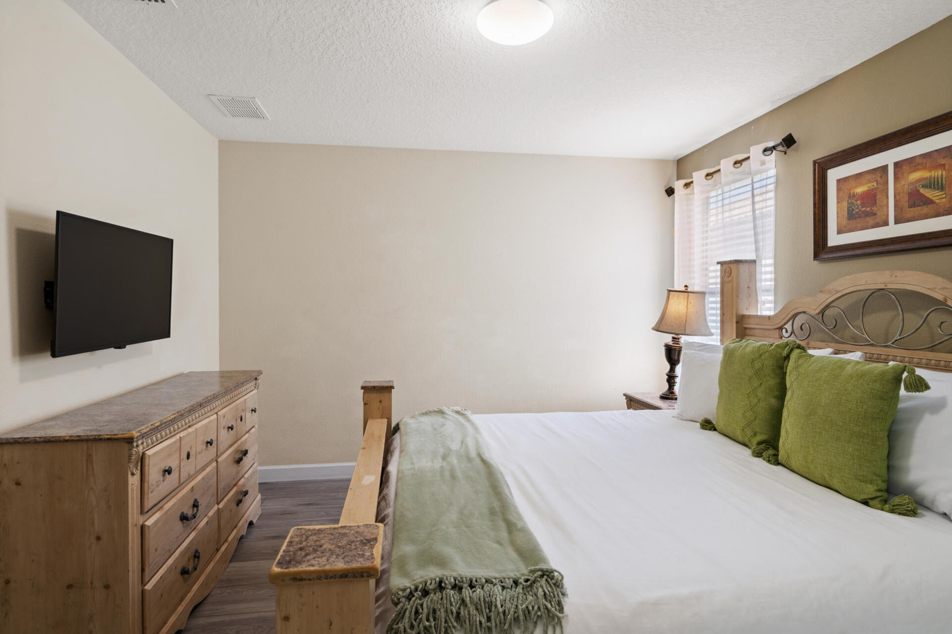 King Bedroom 3 39" Smart TV