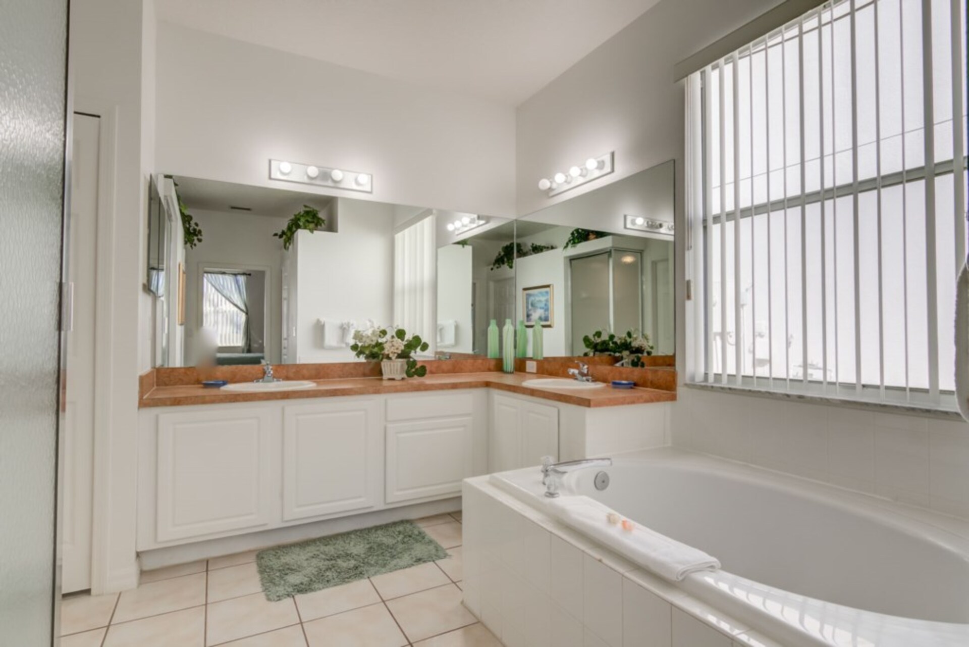 5 Star in one of the most Prestigious Areas in Calabay Parc at Tower Lake, Florida Villa 6117