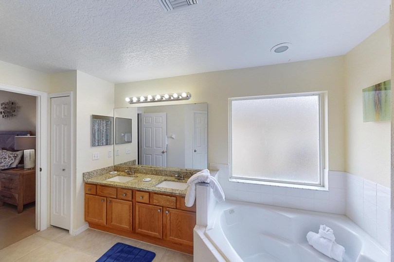 Luxury Contemporary Style Villa on Lake Berkley Resort, Florida Villa 6150