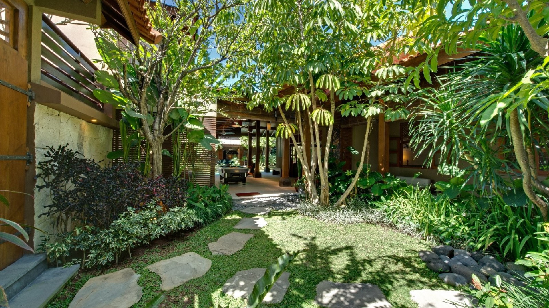 Peaceful Villa with Glistering Swimming Pool, Bali Villa 2139