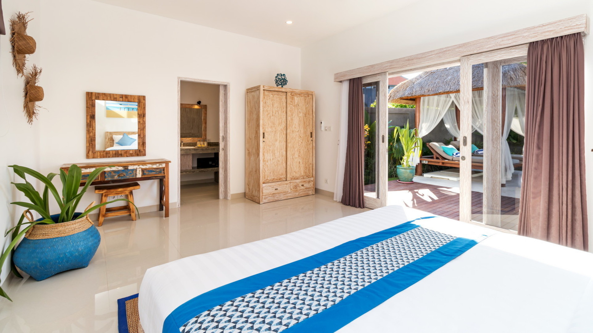 Luxurious 4BR Villa with Pool, Bali Villa 2206