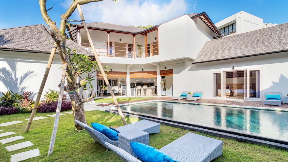 Luxurious 4BR Villa with Pool, Bali Villa 2206