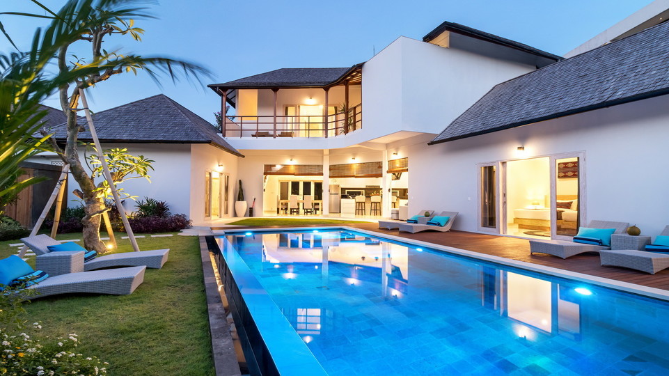 Luxurious 4BR Villa with Pool, Bali Villa 2206