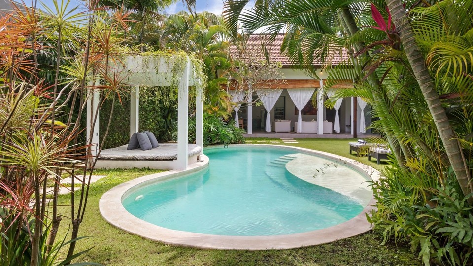 Cozy 2BR Villa W/Amazing Pool Area, Bali Villa 2216, SEMINYAK, Indonesia
