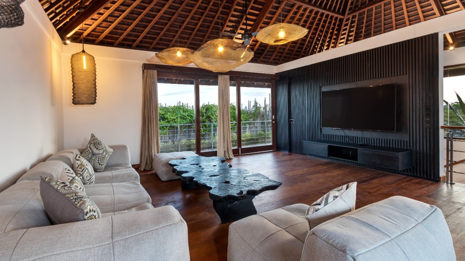 Modern 4BR Villa W/ Pool & Balcony, Bali Villa 2220