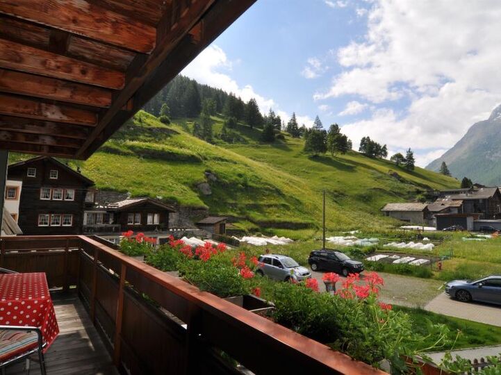Modern 2BR Villa in Saas-Grund, 1257