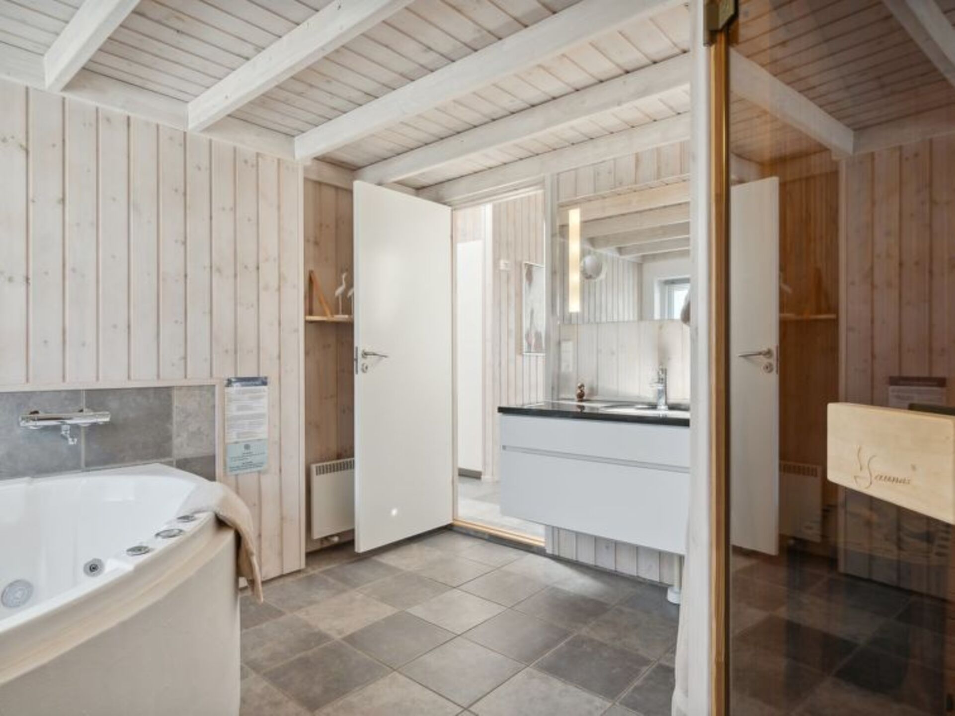 Bathroom / Wellness