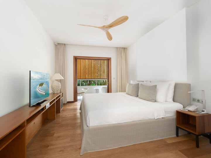 Tranquil Waterside Living: 4 Bedroom Gem,1005