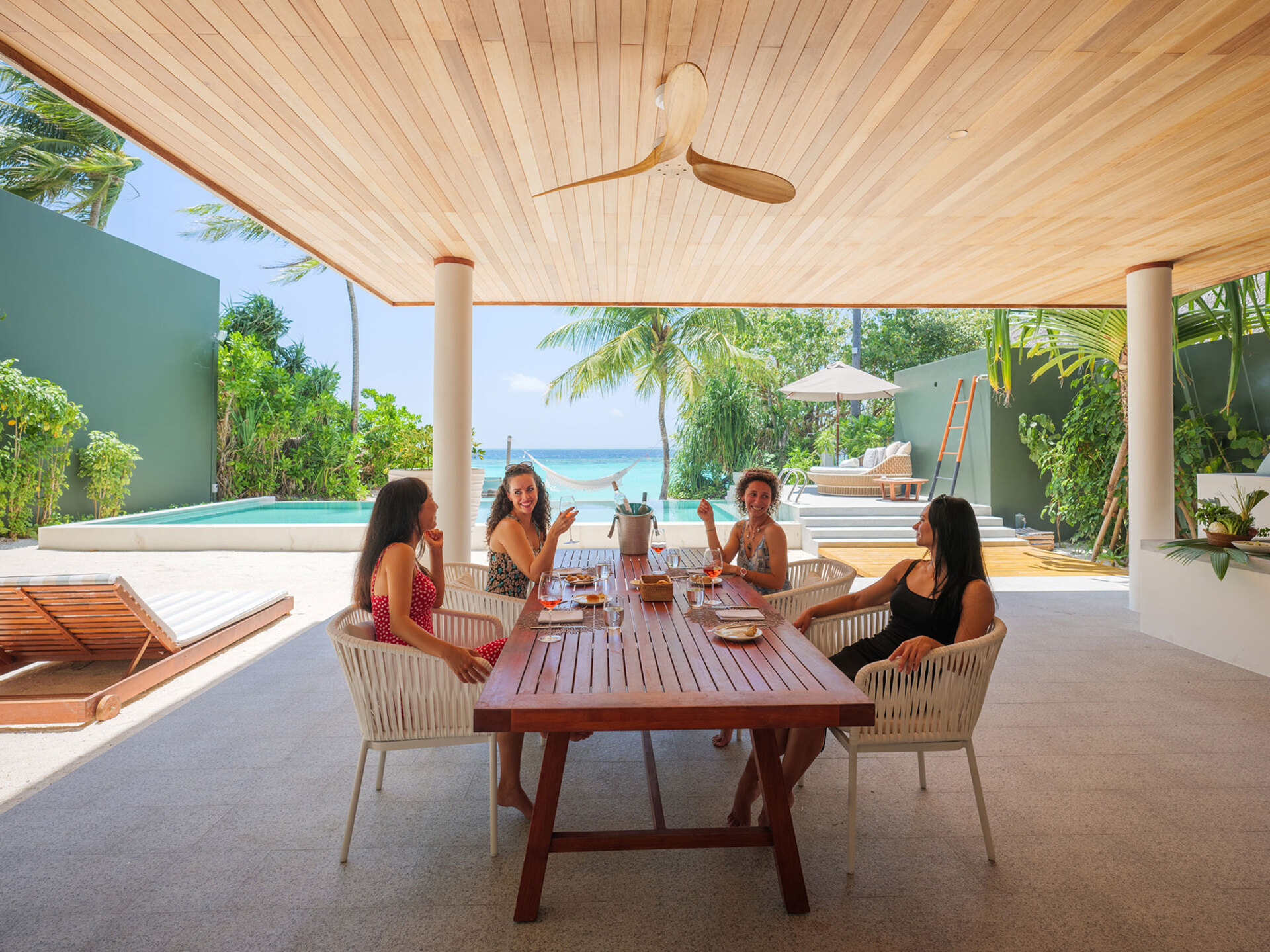 Private Escape in Baa Atoll,1006
