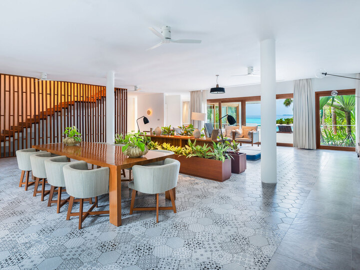 Private Escape in Baa Atoll,1006