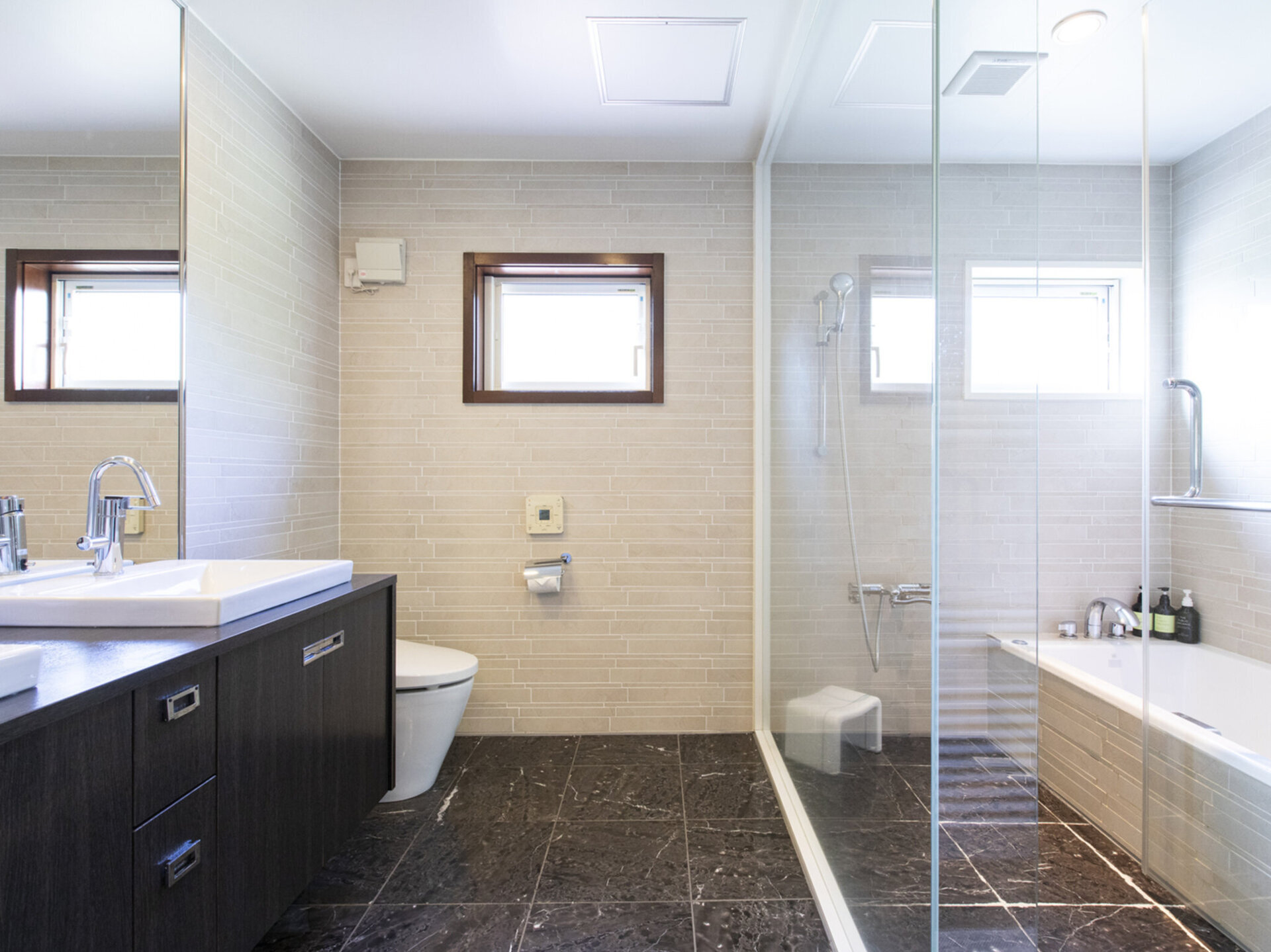 Luxurious ensuite master bathroom