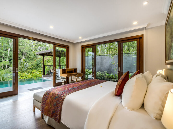 Pala Ubud - Villa Catur - Restful master bedroom by the pool deck