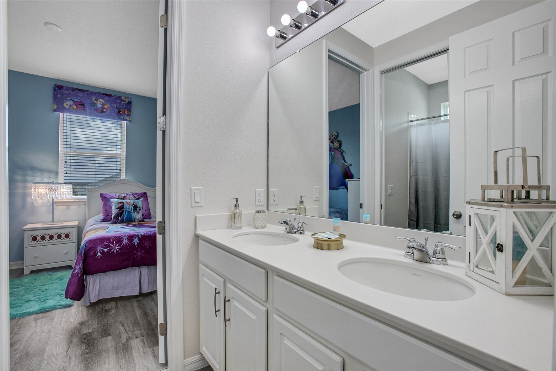 Jack N Jill Bathroom 4 Upstairs
Tub/Shower Combo