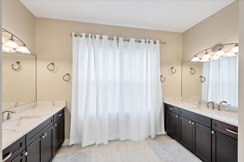Large en suite with walk-in shower & double vanities