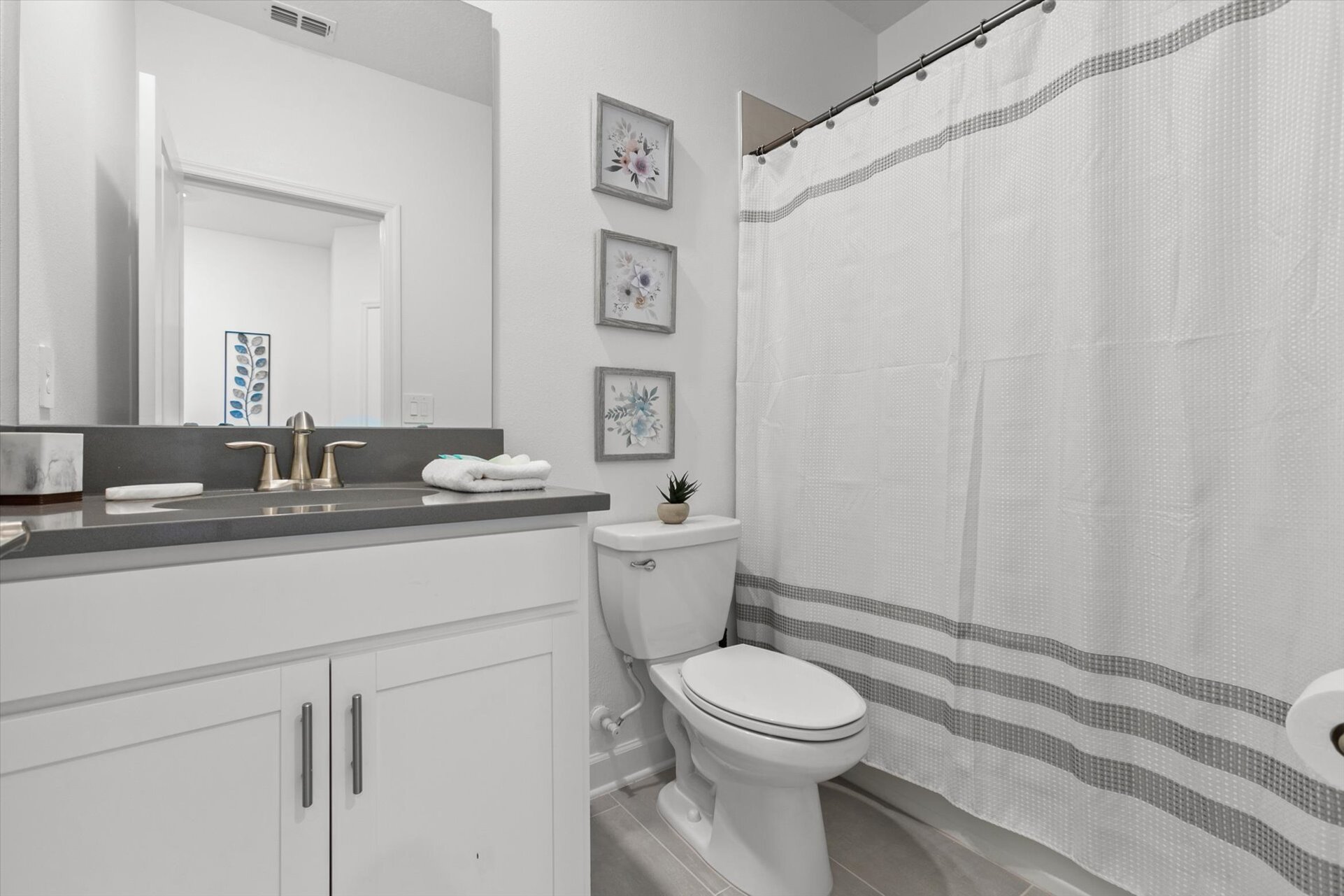 Hall Bathroom 5, Upstairs
Tub/Shower Combo