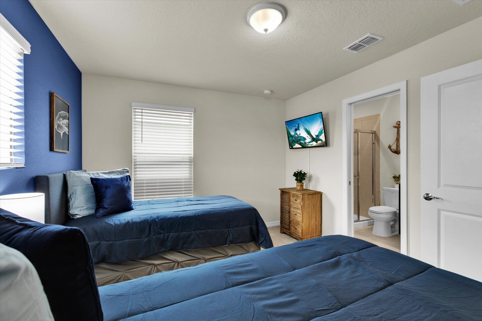 Twin Suite Bedroom 4 (Angle)
40" Smart TV
