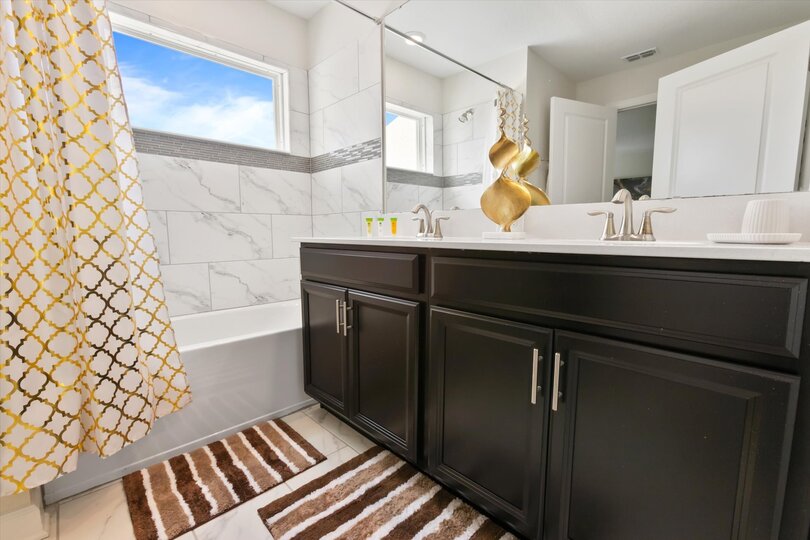 Master King Bathroom 1, Upstairs
Tub/Shower Combo