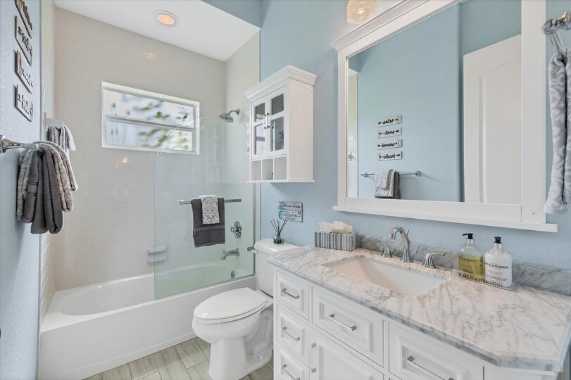 Shared bathroom with shower/tub combo