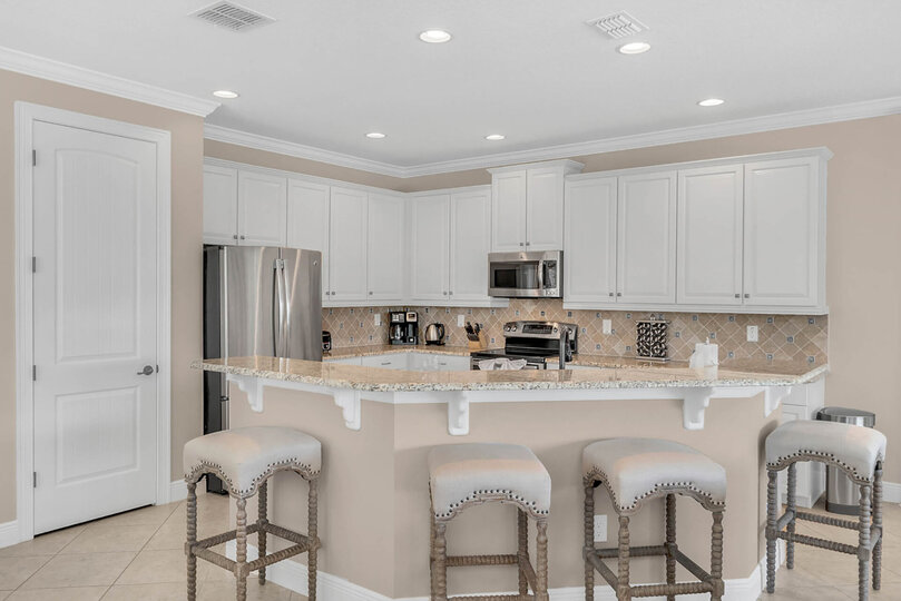 A fun breakfast bar for 4 and a fully equipped kitchen
