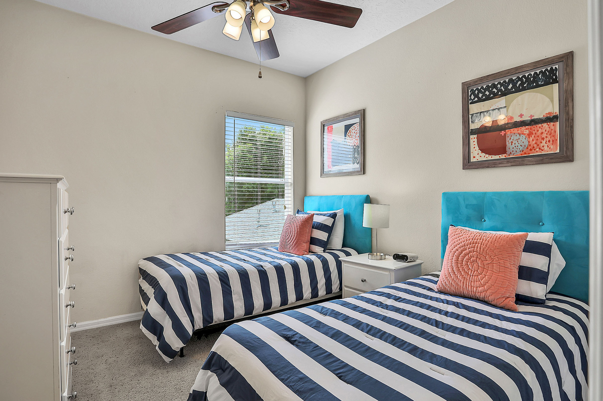 A second kids bedroom has 2 twin beds