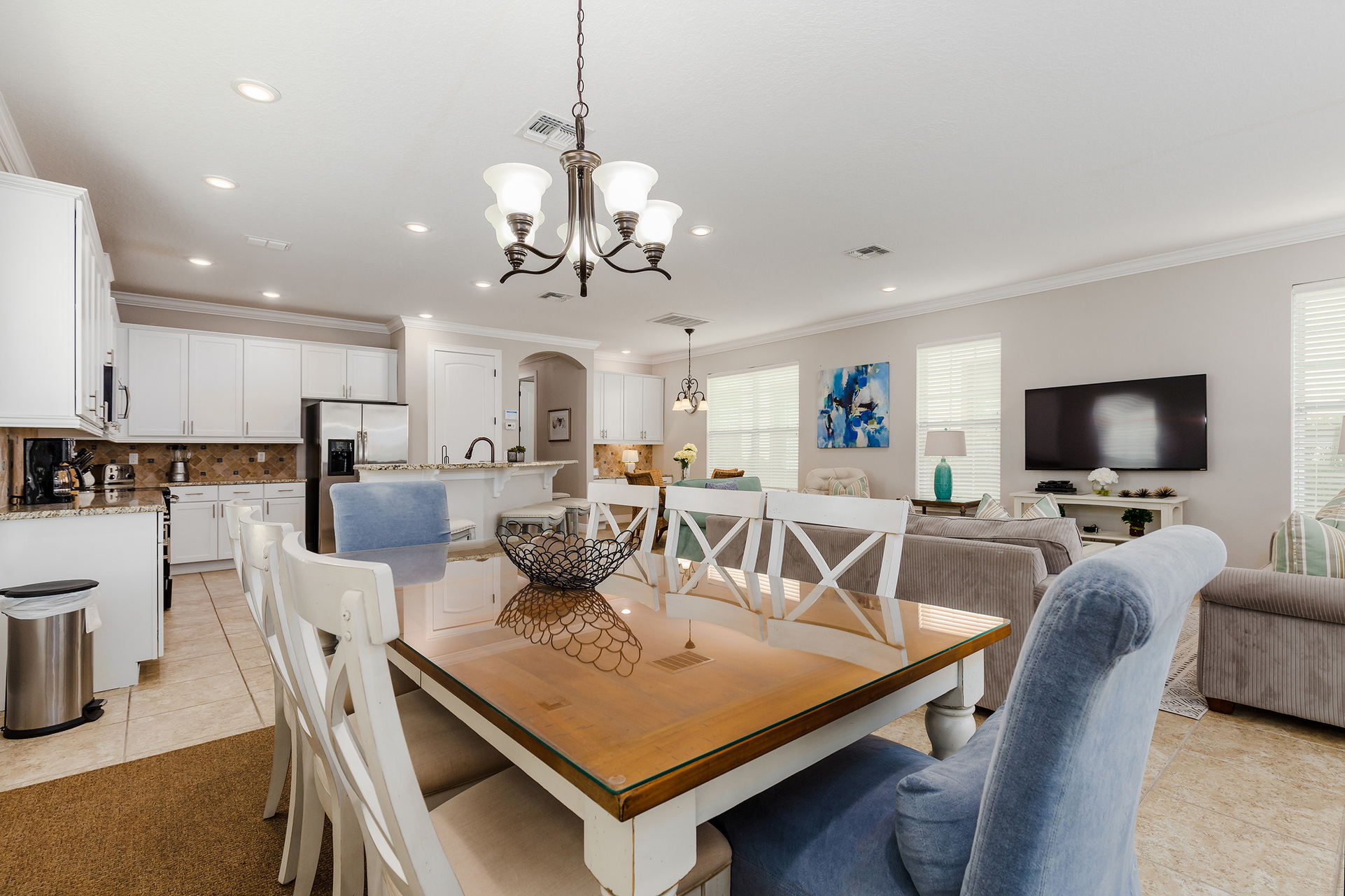 Eat delicious meals with the family in the dining room.