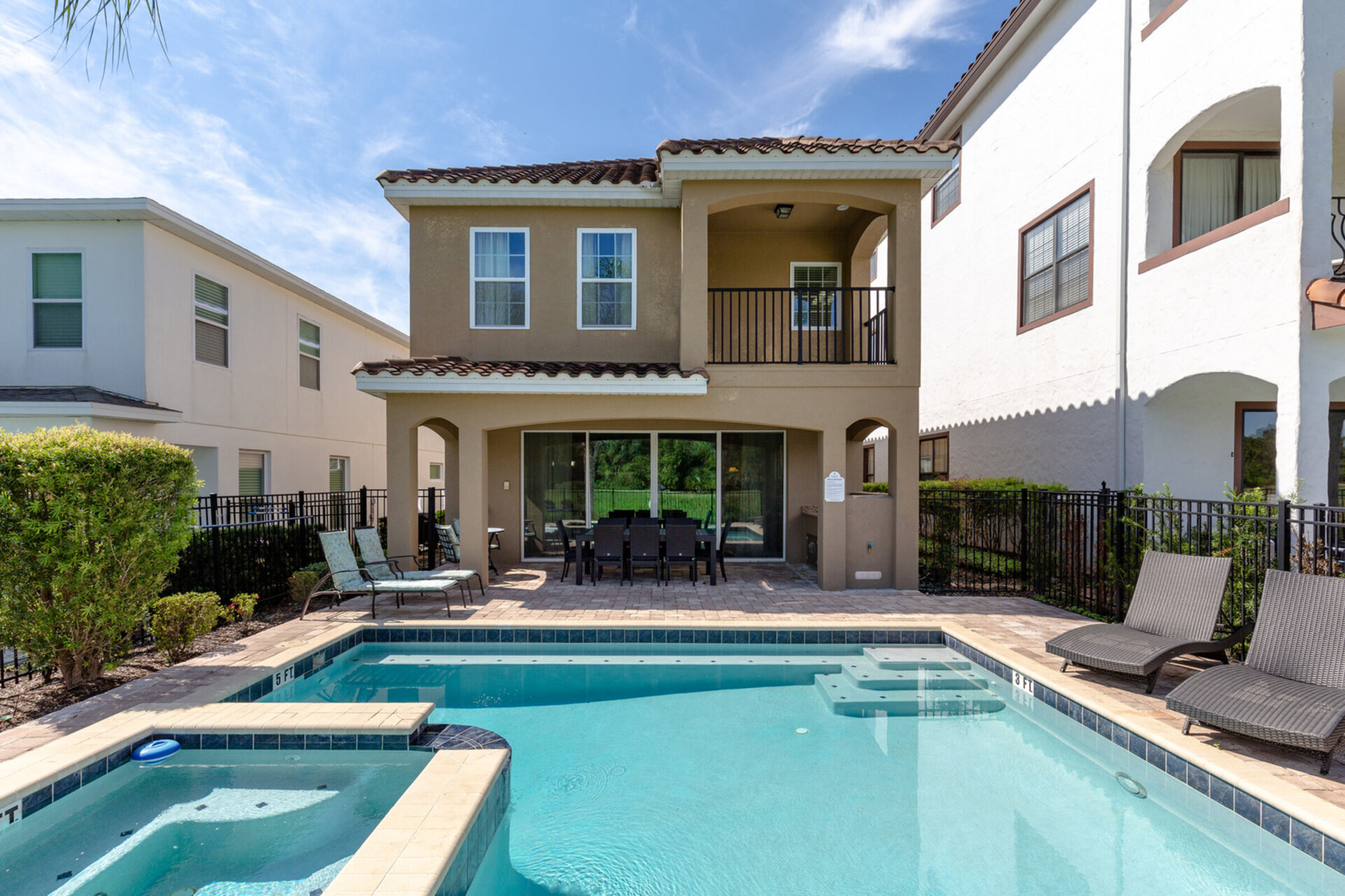 Have poolside refreshments while the kids splash around in the pool