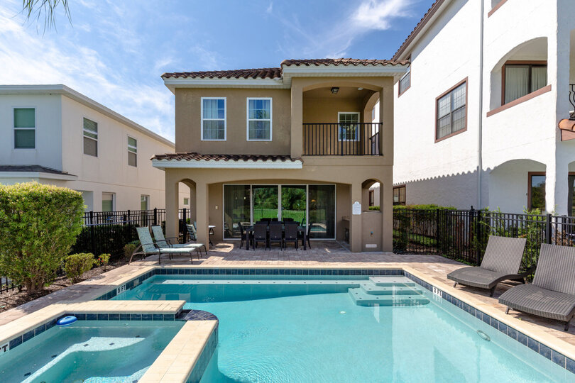 Have poolside refreshments while the kids splash around in the pool