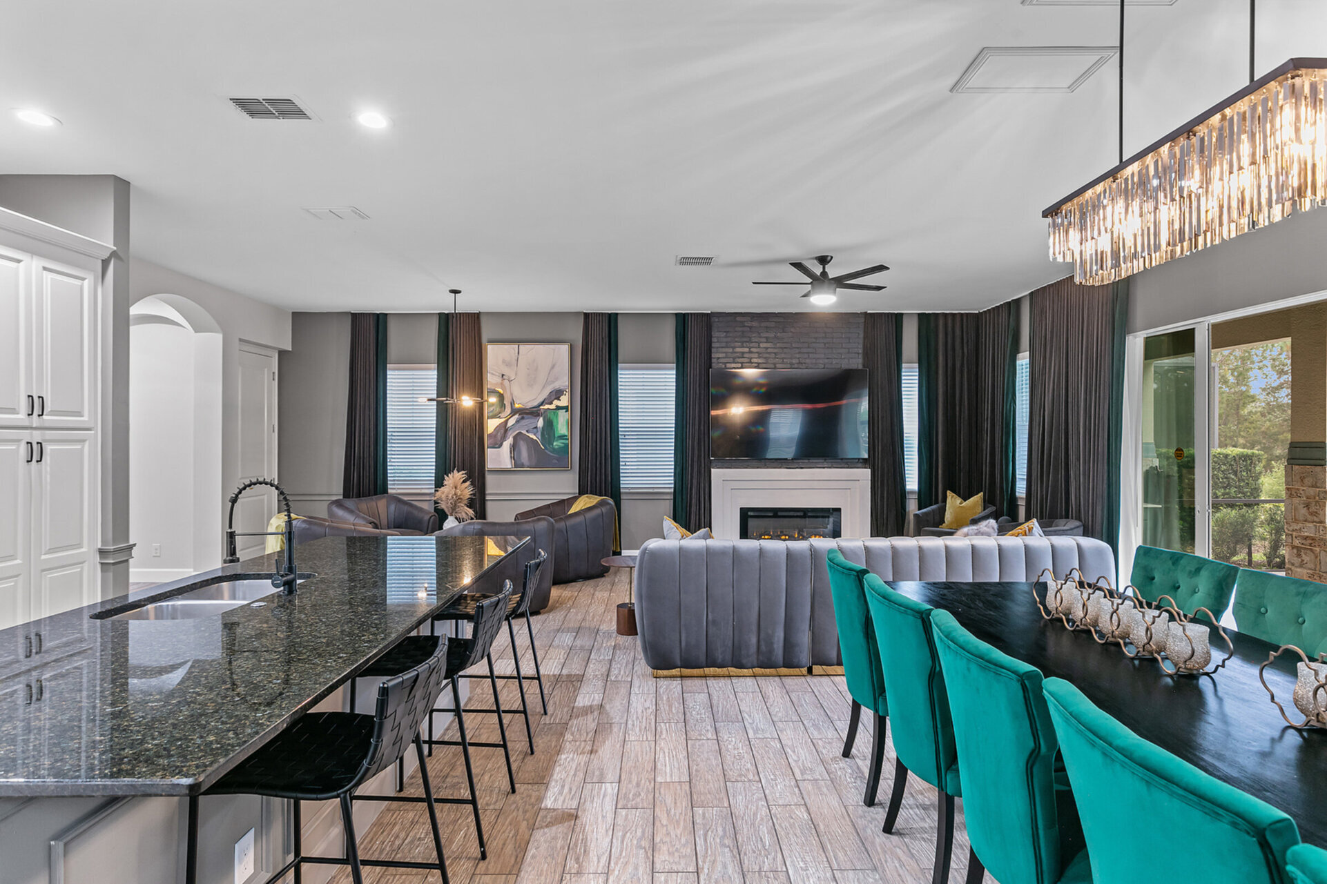 There is seating at the breakfast bar for 3.