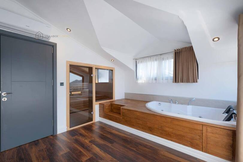 A Beautiful Home for Easy Escapes 1036
