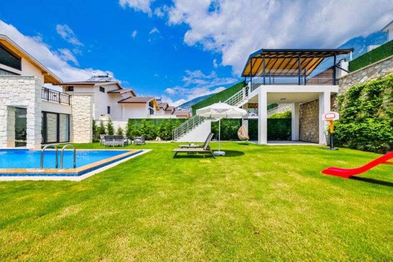 Your Own Setting for Holiday Living 1047