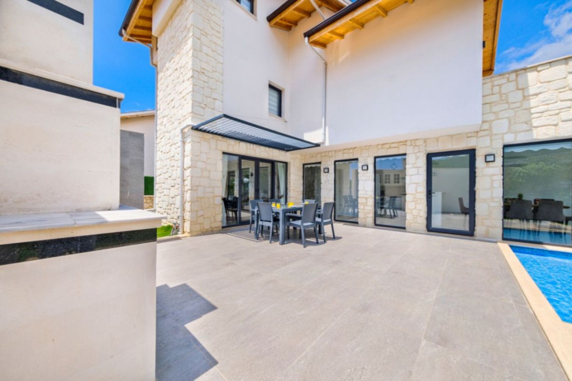 Your Own Setting for Holiday Living 1047