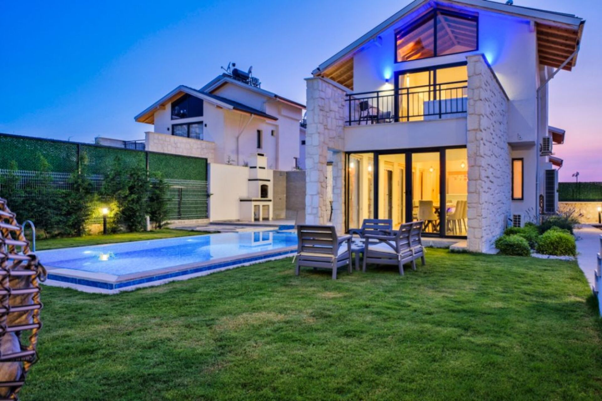 Your Own Setting for Holiday Living 1047