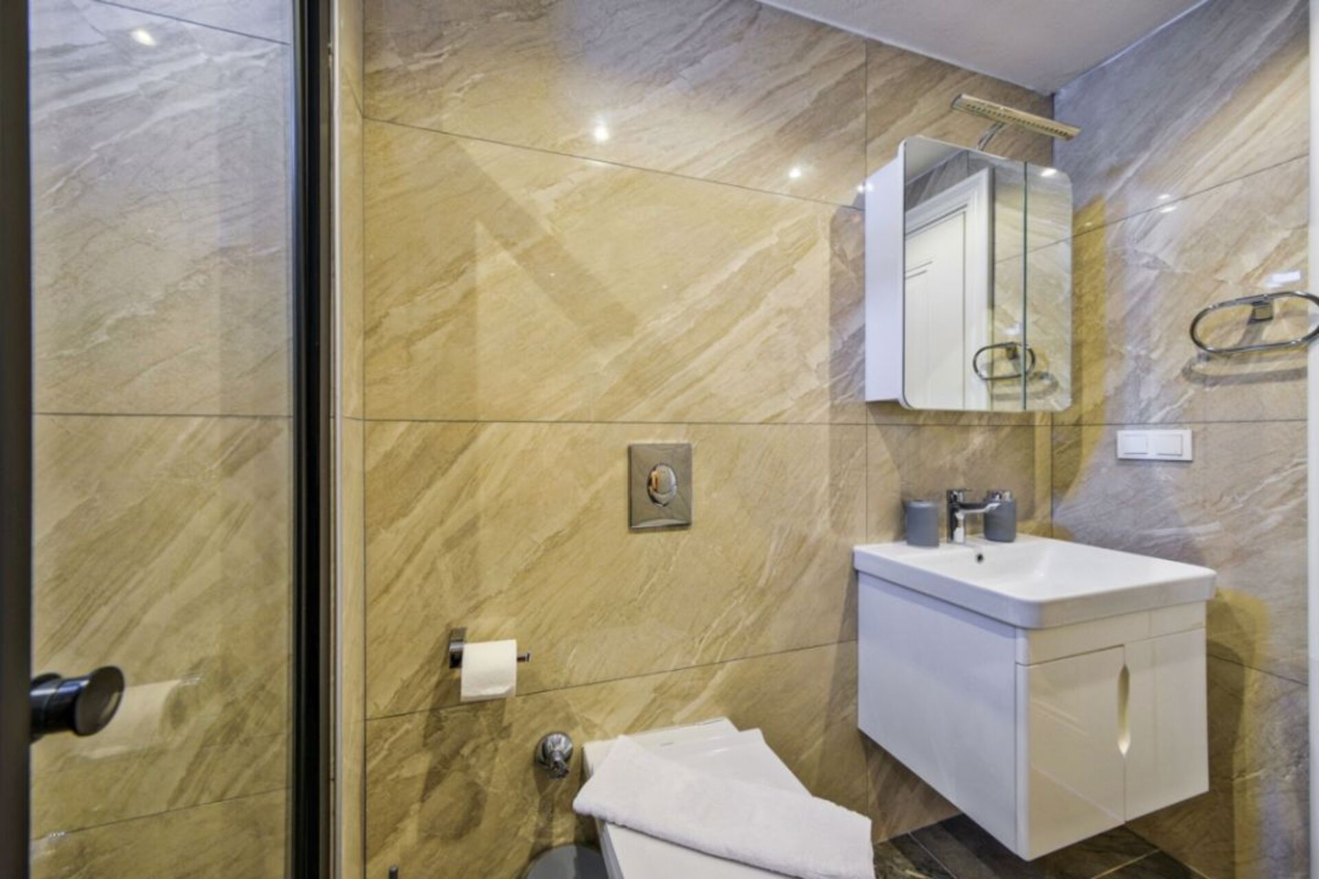 Your Own Setting for Holiday Living 1047
