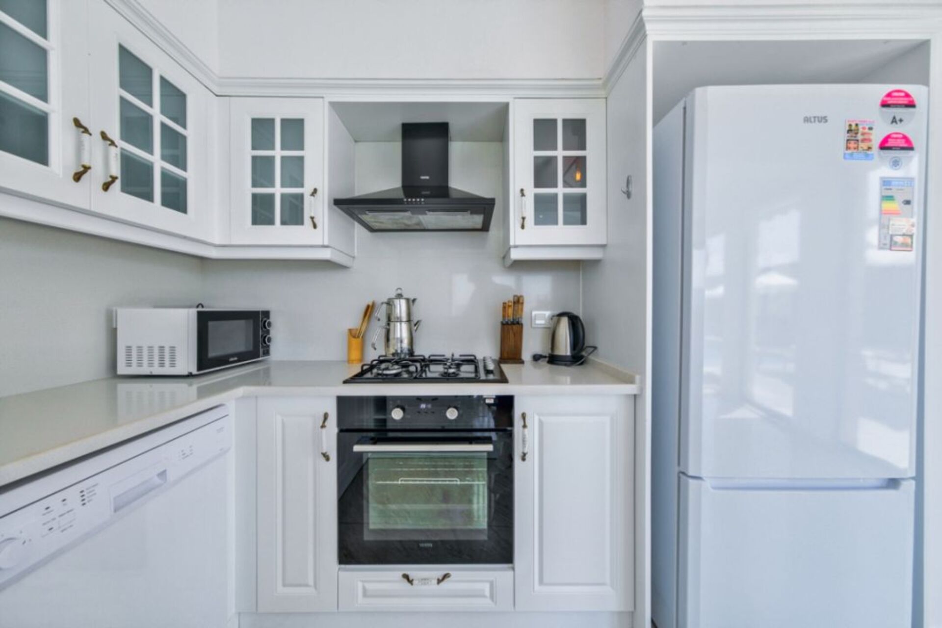 Your Own Setting for Holiday Living 1047