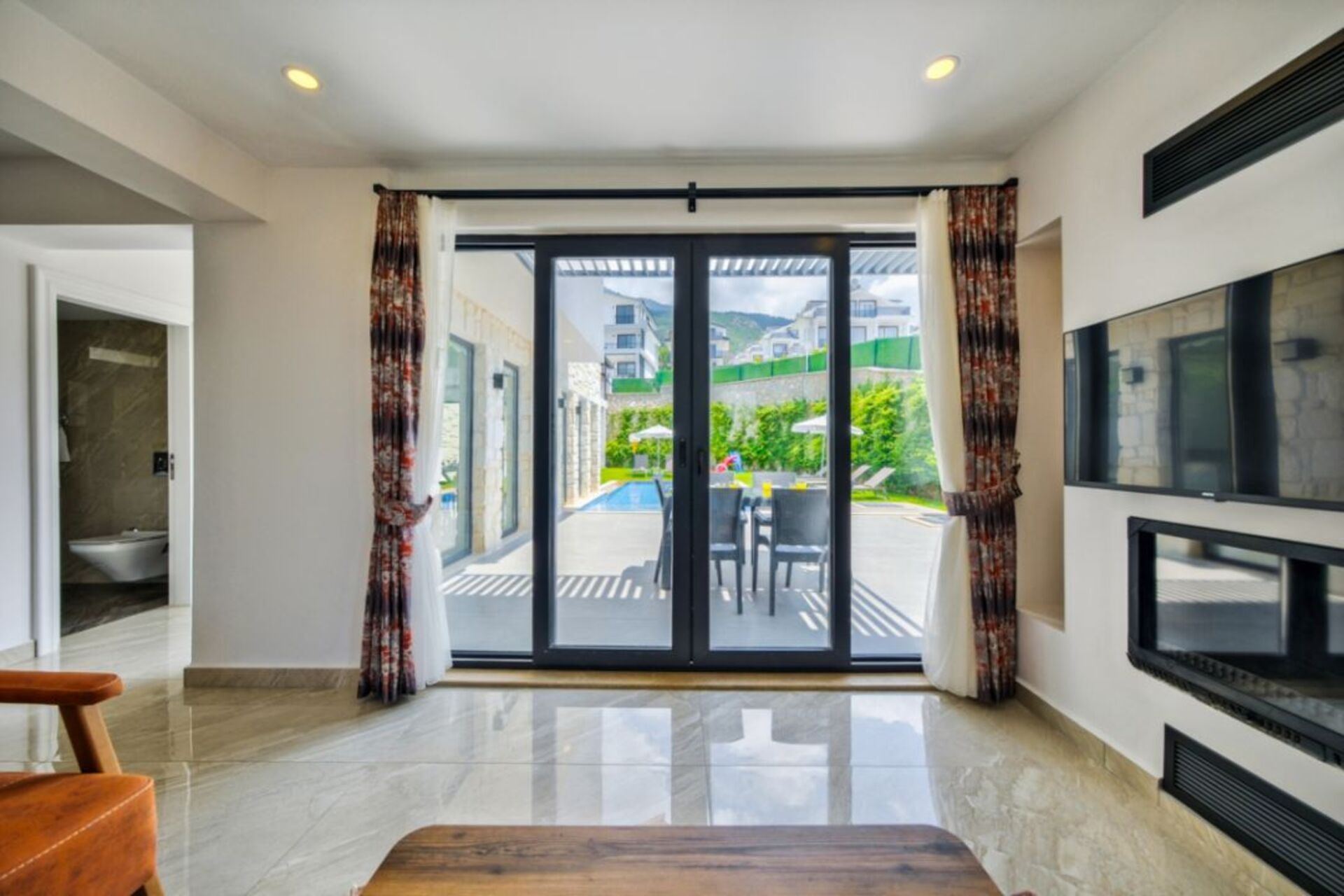 Your Own Setting for Holiday Living 1047