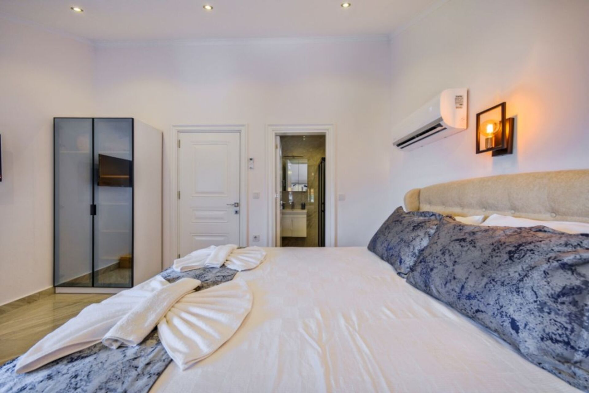 A Home That Feels Like a Holiday 1048