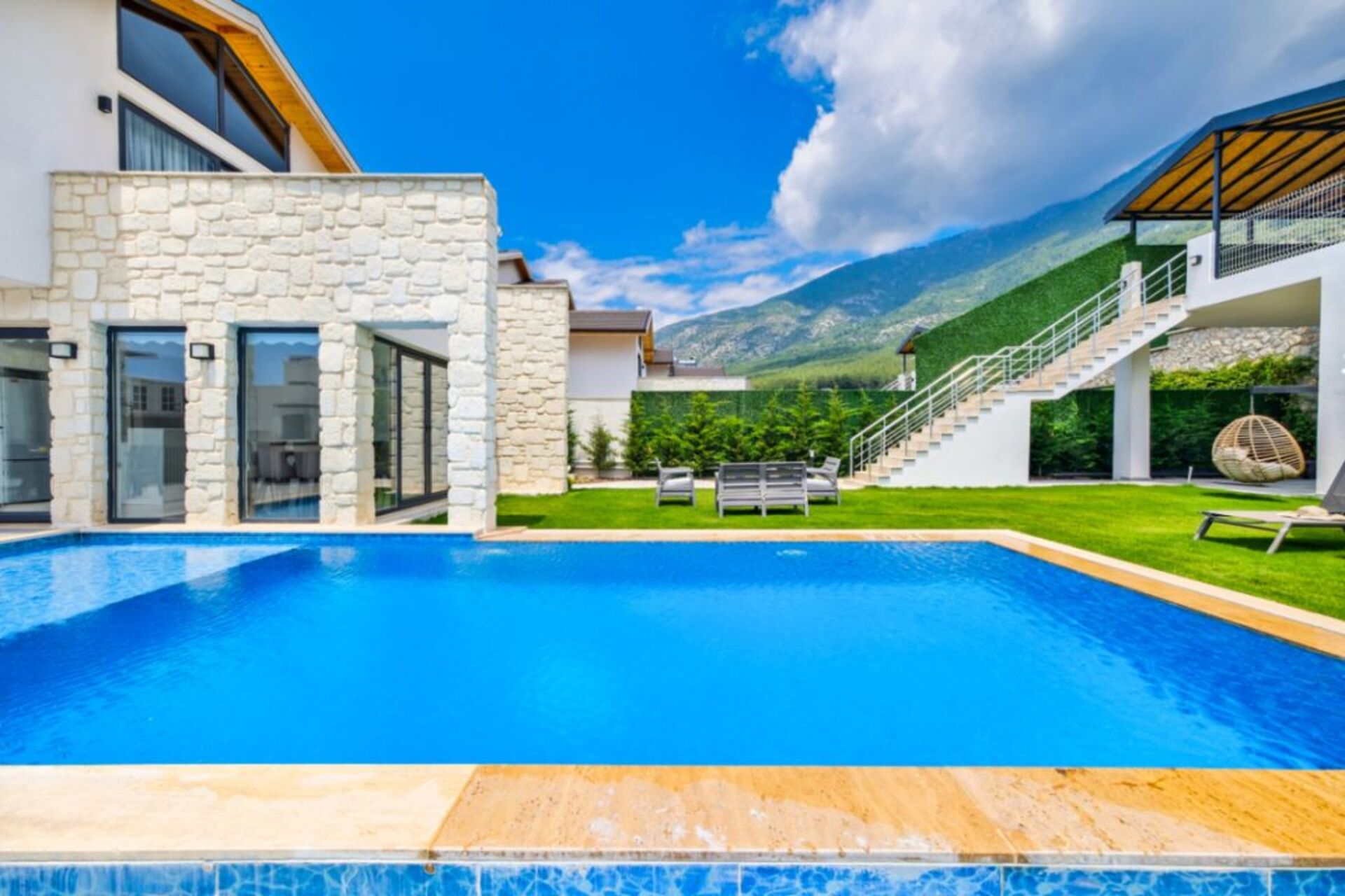 A Home That Feels Like a Holiday 1048