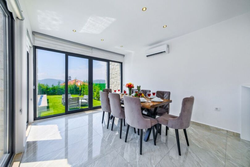 A Home That Feels Like a Holiday 1048