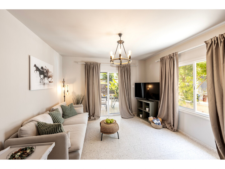 Stylish in the Heart of Perivolia, Larnaca Villa 1402