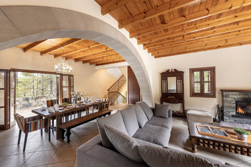 The Enchanting 4 Bedroom Villa in Pedoulas, 1005