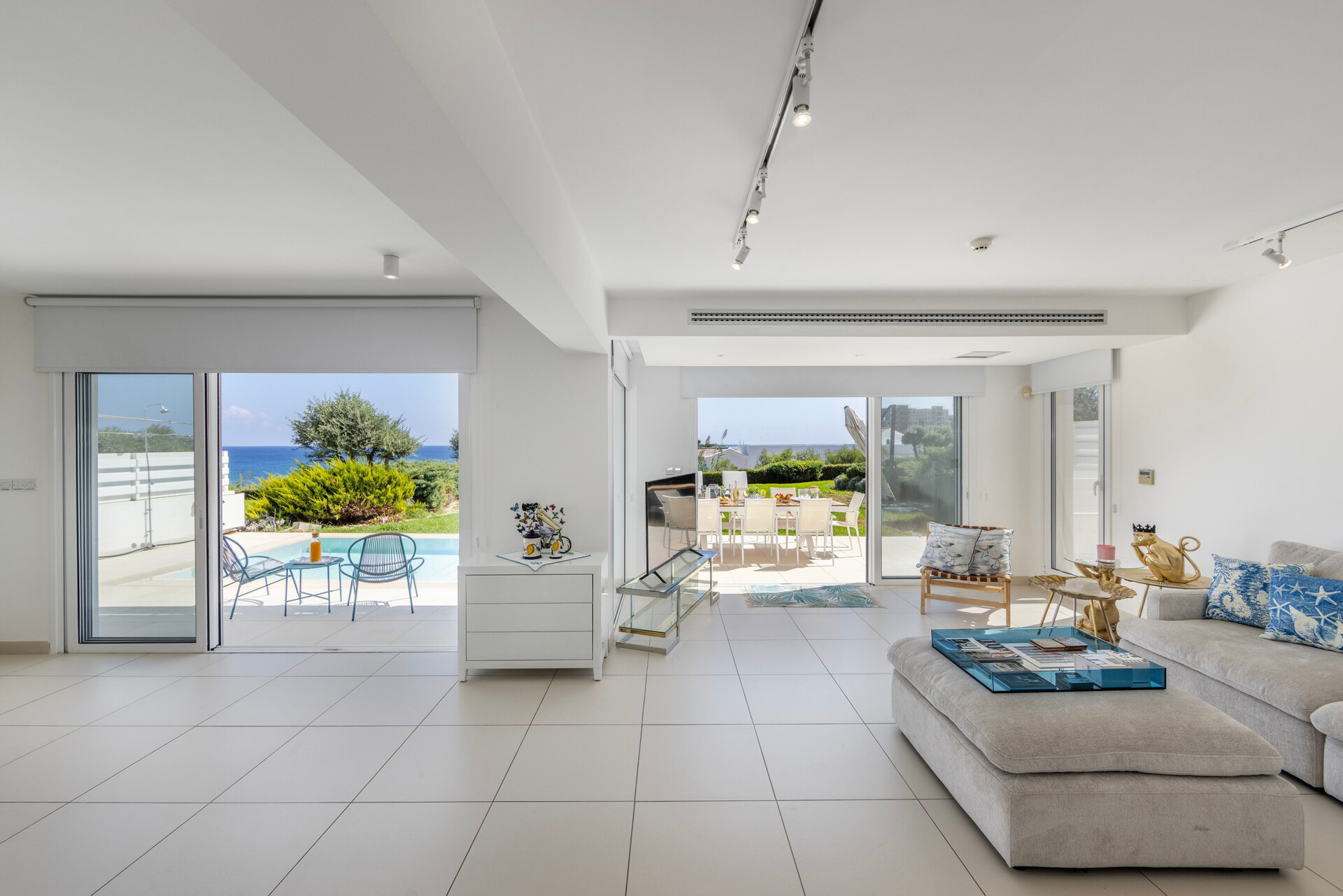 Serene Villa with 5 Bedrooms in Pernera 1543